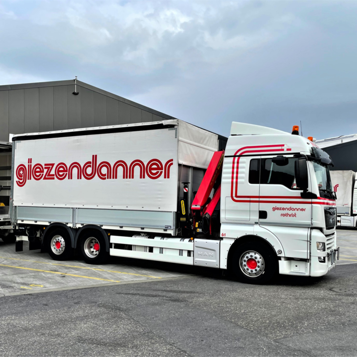 Giezendanner-Transporte_Kompetenzen_Packed-Good_LKW-Krane.jpg